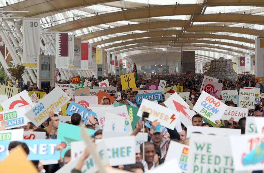 La parata di migliaia di giovani contadini lungo il Decumano: sono loro i protagonisti assoluti della conferenza conclusiva di Terra Madre Giovani sul tema “We feed the Planet” (Ansa)